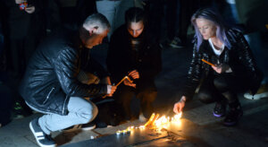 Skup ćutanja u Užicu povodom tragedije u beogradskoj školi: Tišina, tuga, mimohod i sveće za nastradale 3
