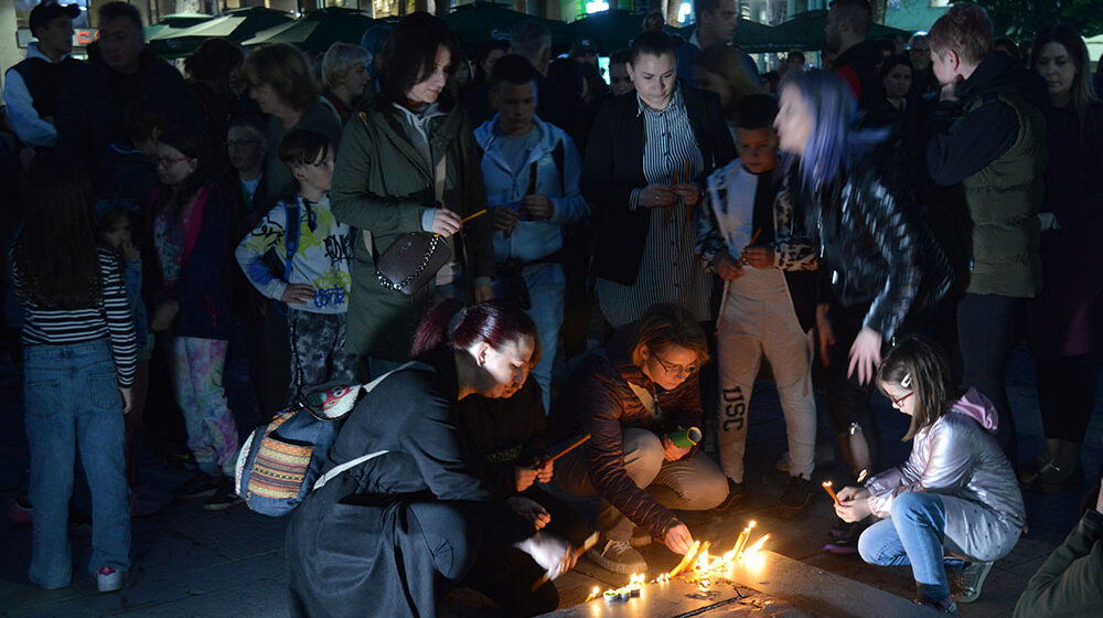 Skup ćutanja u Užicu povodom tragedije u beogradskoj školi: Tišina, tuga, mimohod i sveće za nastradale 15