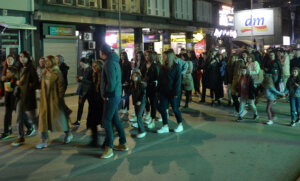 Skup ćutanja u Užicu povodom tragedije u beogradskoj školi: Tišina, tuga, mimohod i sveće za nastradale 4