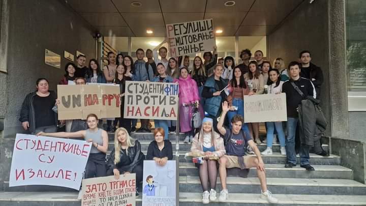 Studenti FPN-a ispred fakulteta pravili transparente za protest "Srbija protiv nasilja" 1