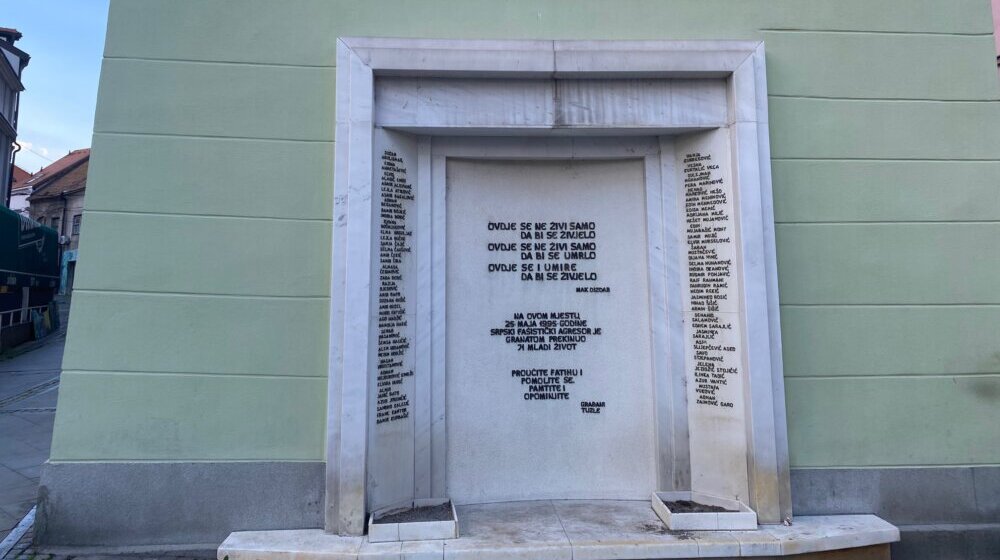 Zločin na Tuzlanskoj kapiji: Dvadeset osam godina od ubistva 71 civila, u Federaciji BiH Dan žalosti 1