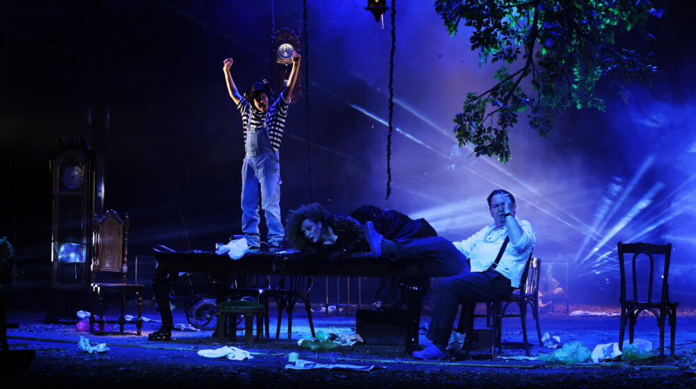 Ovacije "Urnebesnoj tragediji" u režiji Jagoša Markovića: Male i velike katastrofe u našoj naopačke izvrnutoj stvarnosti 1