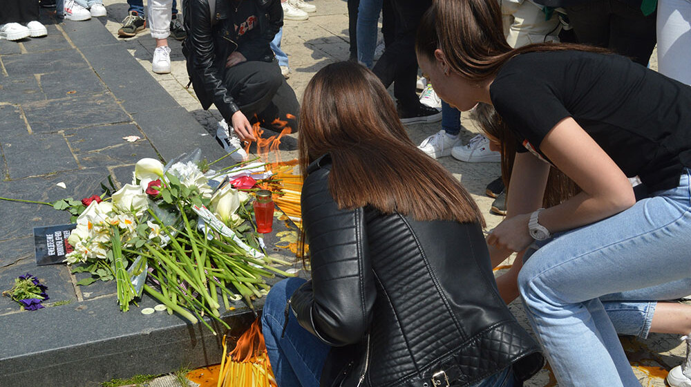 Učenici i profesori u Užicu odali pomen nastradalima u beogradskoj školi i izrazili potest protiv nasilja (FOTO/VIDEO) 1