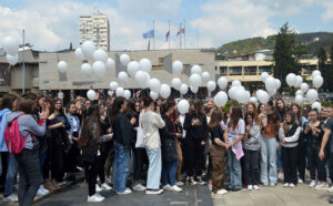 Učenici i profesori u Užicu odali pomen nastradalima u beogradskoj školi i izrazili potest protiv nasilja (FOTO/VIDEO) 2
