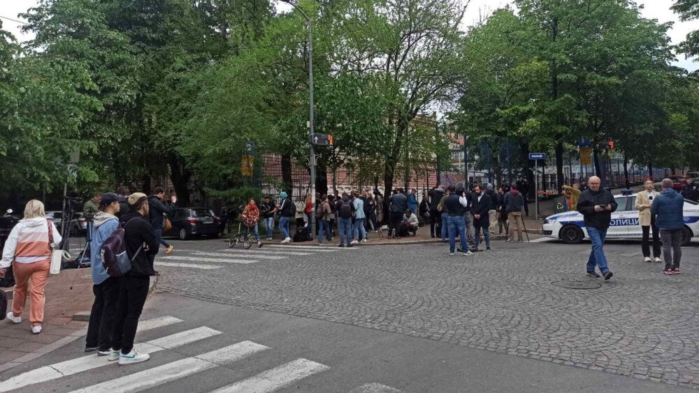 Građani ispred OŠ "Vladislav Ribnikar" odaju počast žrtvama 2