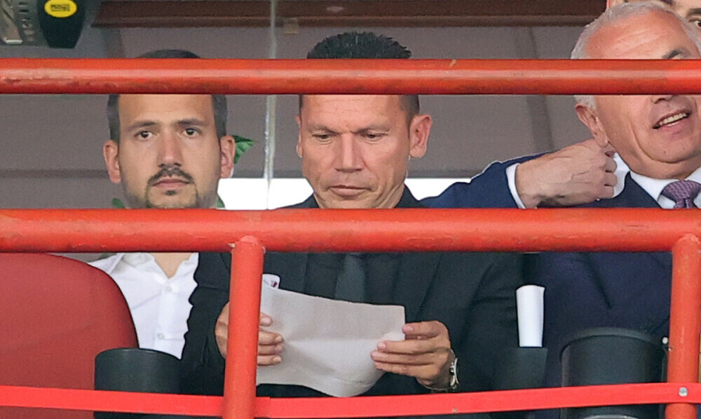 Crvena zvezda proslavila šestu uzastopnu titulu na meču sa Novim Pazarom, gosti iskoristili slavlje i osvojili bod 2 Crvena zvezda proslavila šestu uzastopnu titulu na meču sa Novim Pazarom, gosti iskoristili slavlje i osvojili bod 2