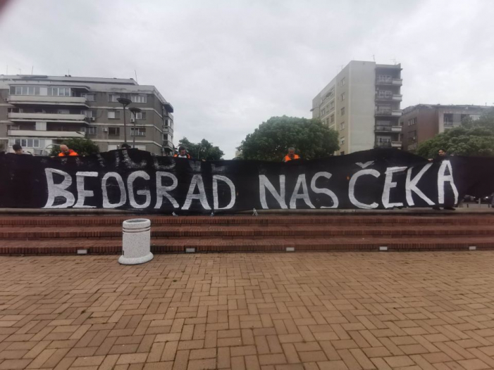 Šetnjom do spomenika "Porodica" završen protest u Novom Sadu, građani se 18 puta zaustavljali za svaku žrtvu 2