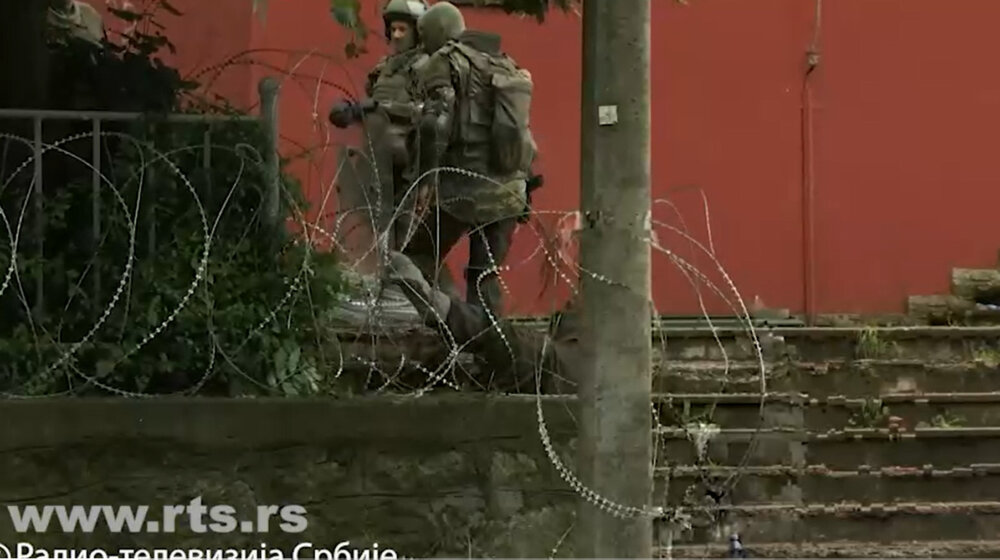 Nastavljaju se protesti na severu Kosova: Više stotina Srba i jutros ispred opštine Zvečan, Kfor ulicu blokirao bodljikavom žicom 1