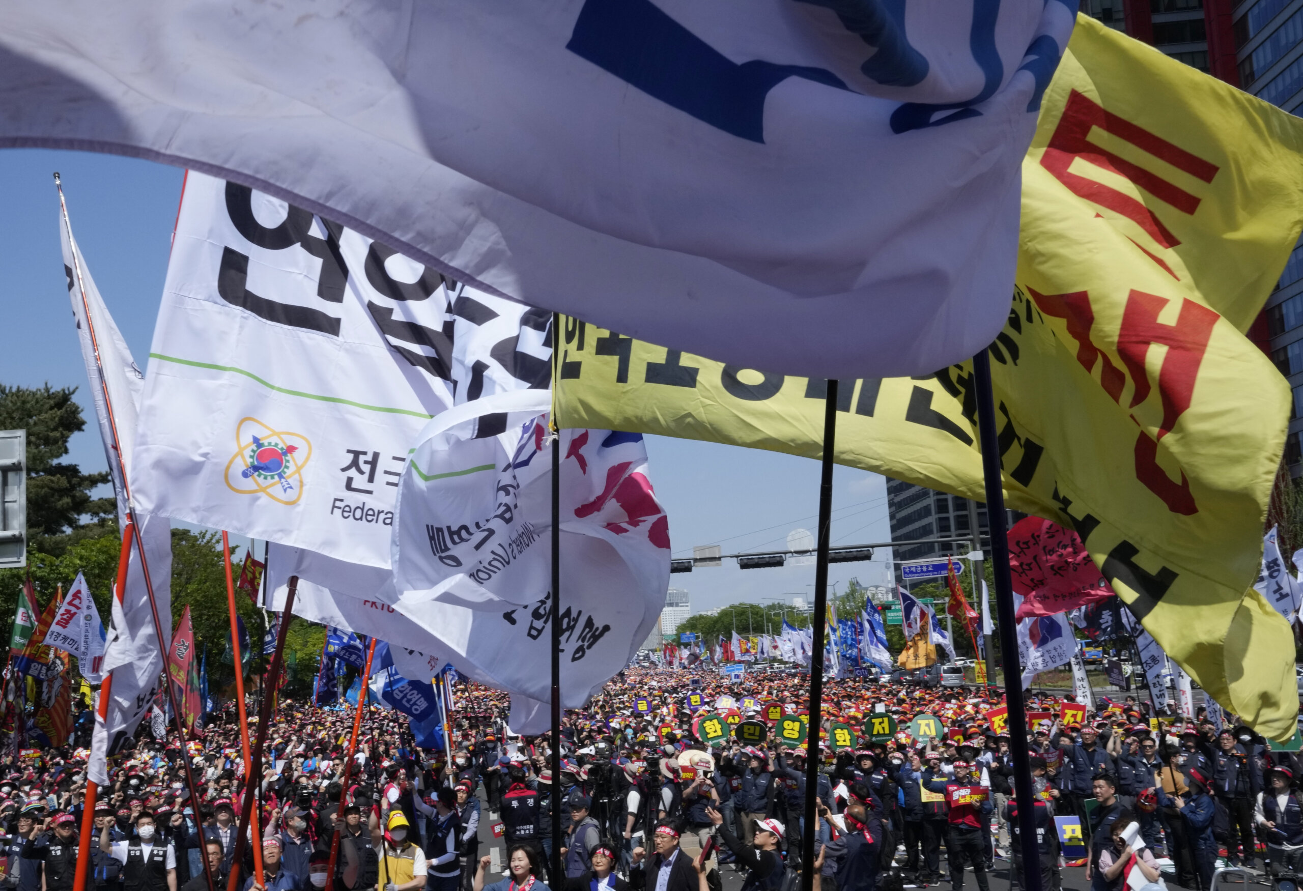 Marševi i demonstracije "moćnih sindikata", sukobi radnika i policije od Nemačke do Turske: Kako je u svetu obeležen Prvi maj (FOTO) 13