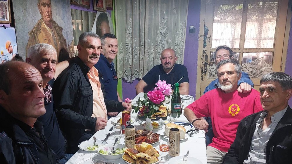 Videli se prvi put posle 44 godine: Jugonostalgičar iz Zaječara proslavio Dan mladosti sa prijateljima iz Doma za nezbrinutu decu 1