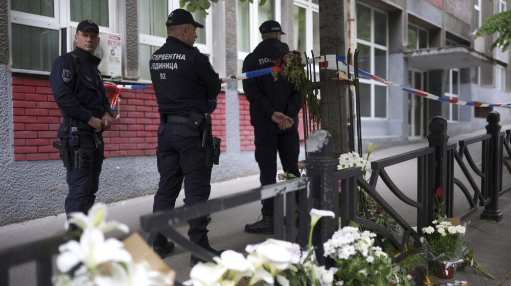 "Kako da znam da neko neće utrčati u moju učionicu i početi da puca?“: Šta reći detetu ako postavi ovakvo pitanje i kako dalje posle tragedije u „Ribnikaru“? 1