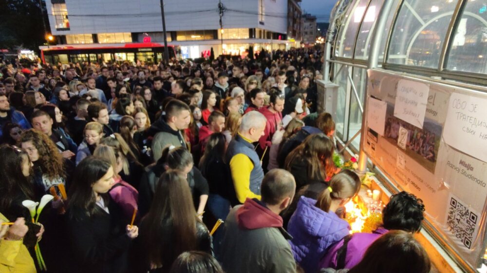 Hiljade građana Niša u tišini odalo poštu žrtvama pucnjave u beogradskoj školi “Vladislav Ribnikar” 1