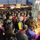 Hiljade građana Niša u tišini odalo poštu žrtvama pucnjave u beogradskoj školi “Vladislav Ribnikar” 8