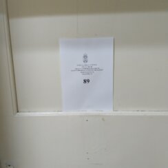 Prazni hodnici, zaključane kancelarije, radi samo “iredenta”: Gradska uprava Niša na dan SNS mitinga u Beogradu 7