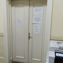 Prazni hodnici, zaključane kancelarije, radi samo “iredenta”: Gradska uprava Niša na dan SNS mitinga u Beogradu 8