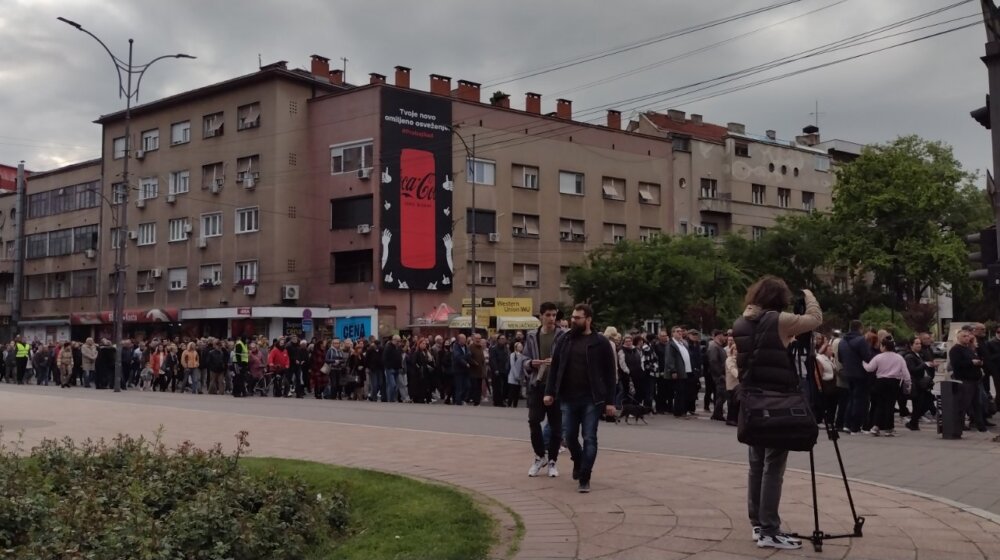 “Dosta nam je nenormalnosti koja je počela da odnosi živote”: Nekoliko hiljada građana Niša na protestu “Srbija protiv nasilja” 1