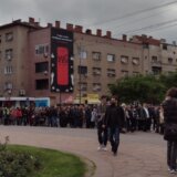 “Dosta nam je nenormalnosti koja je počela da odnosi živote”: Nekoliko hiljada građana Niša na protestu “Srbija protiv nasilja” 10