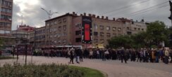 “Dosta nam je nenormalnosti koja je počela da odnosi živote”: Nekoliko hiljada građana Niša na protestu “Srbija protiv nasilja” 2