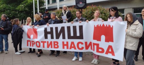 “Dosta nam je nenormalnosti koja je počela da odnosi živote”: Nekoliko hiljada građana Niša na protestu “Srbija protiv nasilja” 8