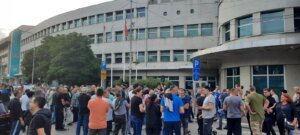 Građani na kratko blokirali saobraćaj u centru Niša jer im je vlast “otela brdo” 2 Građani na kratko blokirali saobraćaj u centru Niša jer im je vlast “otela brdo” 2