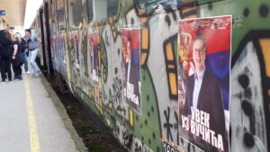 Opozicija traži ostavku niškog većnika Nenada Stankovića zbog ponižavanja novinara: Incident prilikom odlaska voza na miting SNS u Beogradu 2