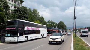 (FOTO) Niš: Autobusi kosovskih registracija i vozači koji govore albanski voze putnike i hranu za miting SNS u Beogradu? 2