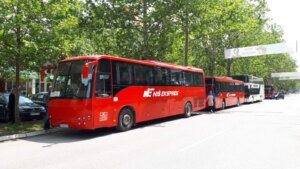 Iz Niša na SNS miting kreće više od stotinu autobusa, a i ceo jedan vanredni voz 8