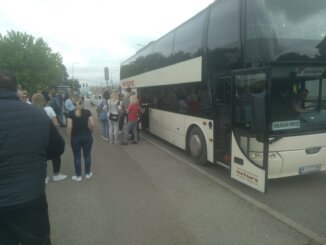 Iz Niša na SNS miting kreće više od stotinu autobusa, a i ceo jedan vanredni voz 5