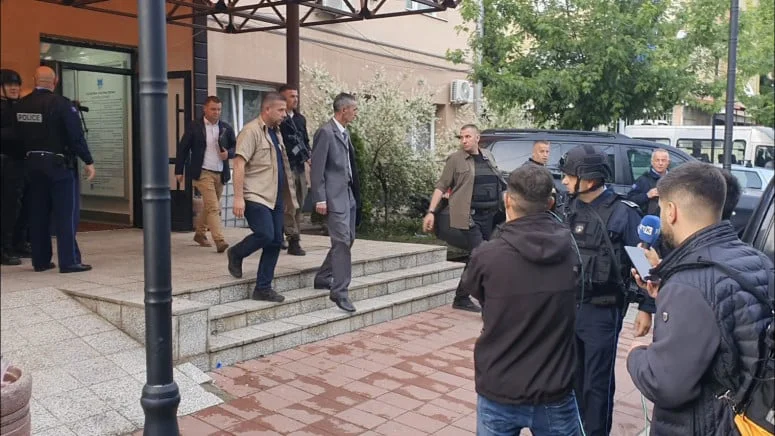 Zvečan: Peci u pratnji policije napustio zgradu opštine, situacija mirna, ali napeta 1