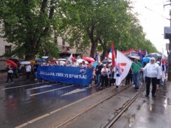 Transparenti, kišobrani i mokri građani: 50 fotografija sa skupa "Srbija nade" (FOTO) 19