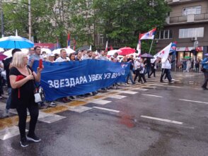 Transparenti, kišobrani i mokri građani: 50 fotografija sa skupa "Srbija nade" (FOTO) 18