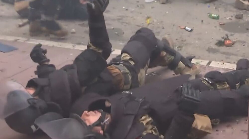 Karl Bilt na Tviteru: Desilo se najgore, srpski militanti napali NATO 1