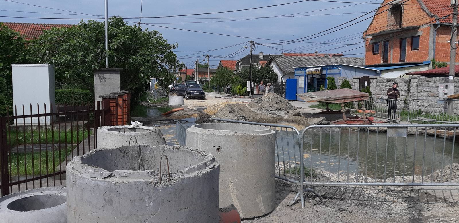 Radnici otišli jer im se "završilo radno vreme", a vodu nisu imali od subote do ponedeljka: Građani Krnjače na mukama zbog kanalizacije i vodovoda 2 Radnici otišli jer im se "završilo radno vreme", a vodu nisu imali od subote do ponedeljka: Građani Krnjače na mukama zbog kanalizacije i vodovoda 2