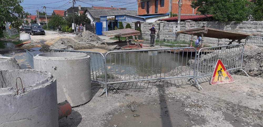 Radnici otišli jer im se "završilo radno vreme", a vodu nisu imali od subote do ponedeljka: Građani Krnjače na mukama zbog kanalizacije i vodovoda 3 Radnici otišli jer im se "završilo radno vreme", a vodu nisu imali od subote do ponedeljka: Građani Krnjače na mukama zbog kanalizacije i vodovoda 3