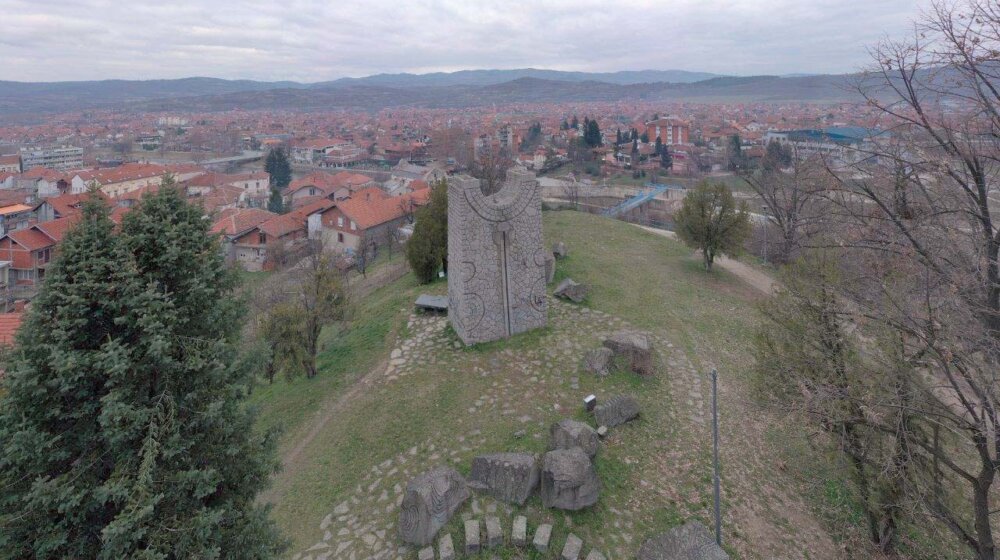 Izložba spomeničkih dela Bogdana Bogdanovića u Vlasotincu 1