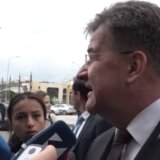 Kako je izgledala šetanja Miroslava Lajčaka mostom u Mitrovici? 13