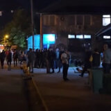 Ispred opštine Leposavić manja grupa građana i dalje čeka da Hetemi napusti objekat 8