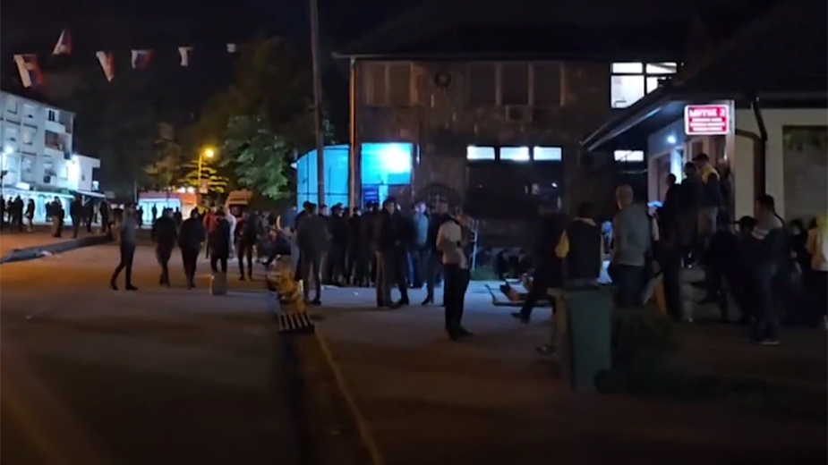 Ispred opštine Leposavić manja grupa građana i dalje čeka da Hetemi napusti objekat 1