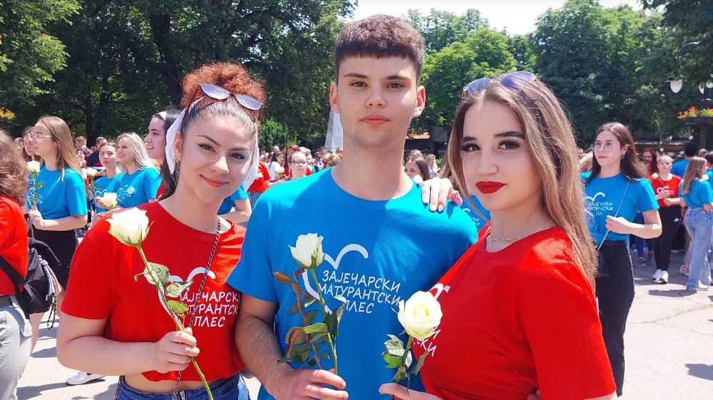 Zaječarski maturanti plesali uz Kraljevo kolo 2 Zaječarski maturanti plesali uz Kraljevo kolo 2