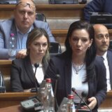 Kamere RTS-a nisu pokazale u prenosu Skupštine fotografije koje je pokazivala Marinika Tepić: Šta su sve rekli poslanici 12