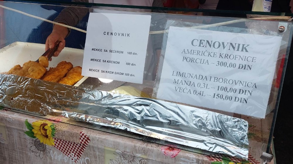 Tradicionalni vašar u Zaječaru pokvarili blato i kiša: Pljeskavice 300, jagnjetina 3.000, a mekica 100 dinara 9 Tradicionalni vašar u Zaječaru pokvarili blato i kiša: Pljeskavice 300, jagnjetina 3.000, a mekica 100 dinara 9