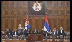 ministri skupstina Poslanici opozicije drže "Šta je smešno" dok govori premijerka (FOTO) 6