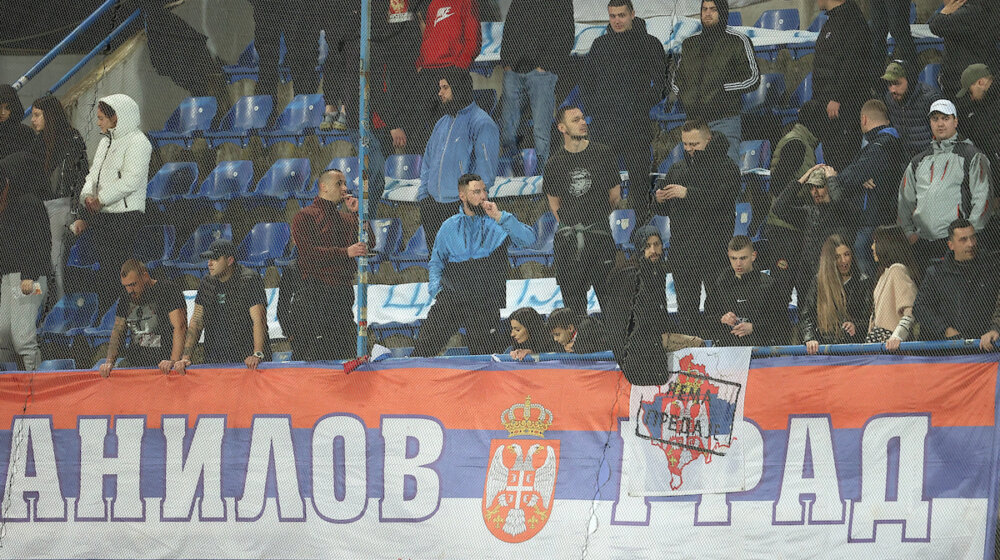 Šta su tačno navijači Srbije skrivili na meču sa Crnom Gorom, a zbog čega će "orlovi" igrati pred praznim stadionom protiv Mađarske (VIDEO) 1