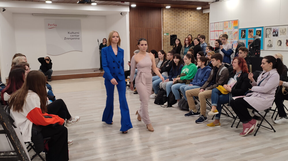 Modna revija i izložba zrenjaninskih učenika 1