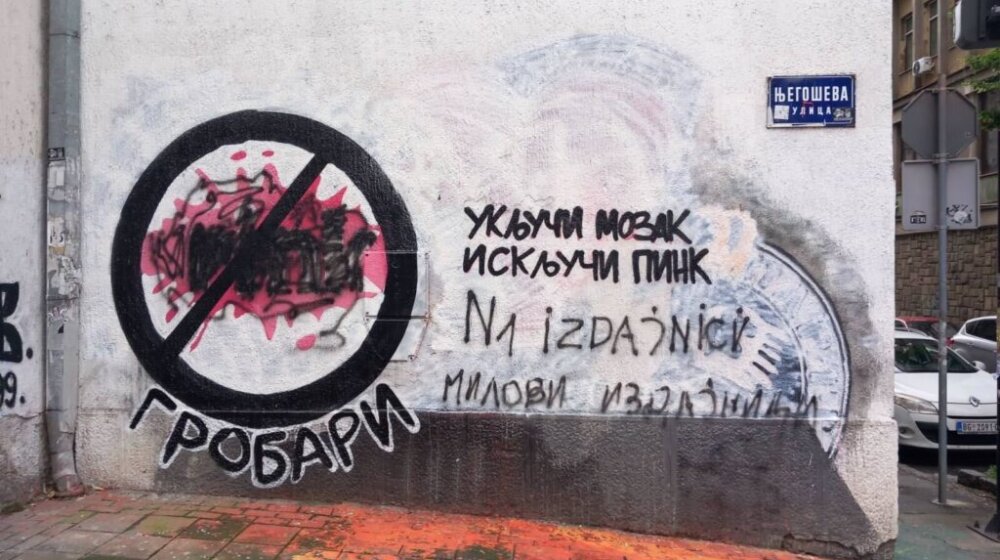 Poruka N1 na prekrečenom muralu Ratka Mladića 1