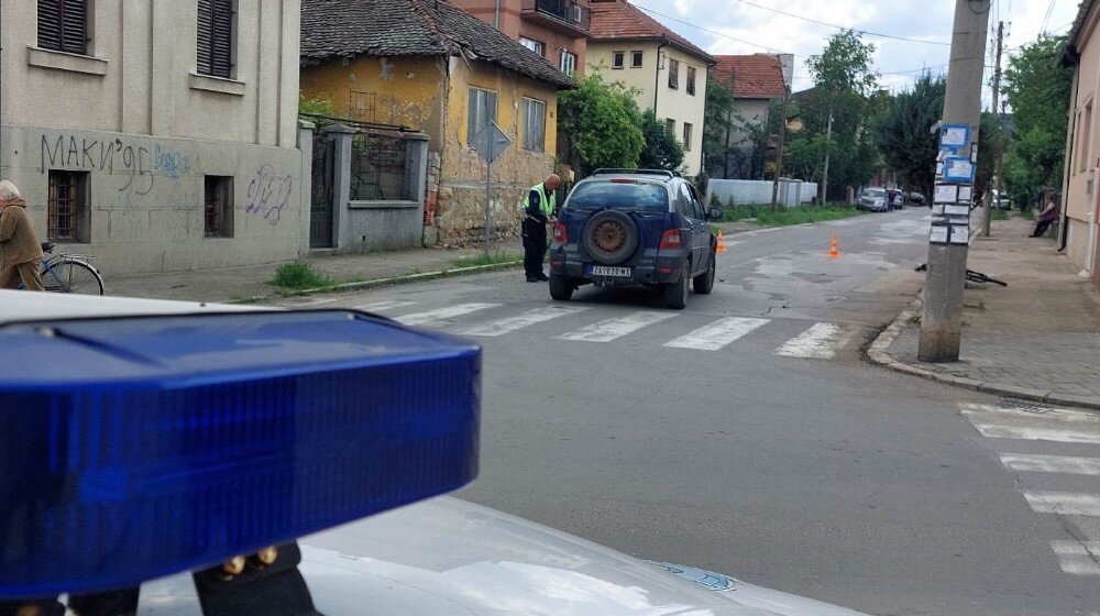 Saobraćajna nezgoda u Zaječaru: Automobil udario bickl na kome su bili dečak i devojčica 1