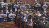 Poslanici opozicije drže "Šta je smešno" dok govori premijerka (FOTO) 2