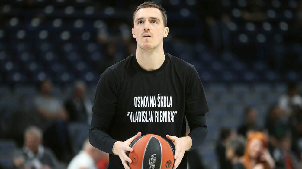 Košarkaši Partizana se pojavili na zagrevanju pred utakmicu sa Realom u majicama OŠ "Vladislav Ribnikar" 1