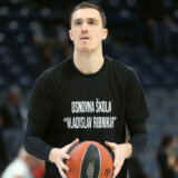 Košarkaši Partizana se pojavili na zagrevanju pred utakmicu sa Realom u majicama OŠ "Vladislav Ribnikar" 3