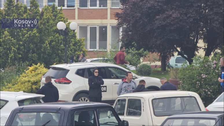 Pripadnici Kosovske policije oko zgrada opština u Leposaviću, Zubinom Potoku i Zvečanu, na severu oglašene sirene za uzbunu 1